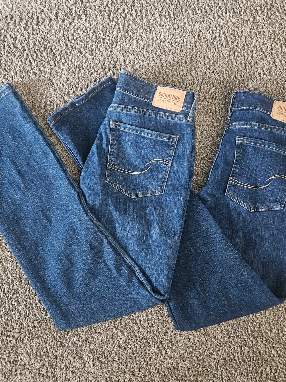 2 Pairs Levis Signature Womens SZ 4M Jeans Blue Denim Mid Rise Straight